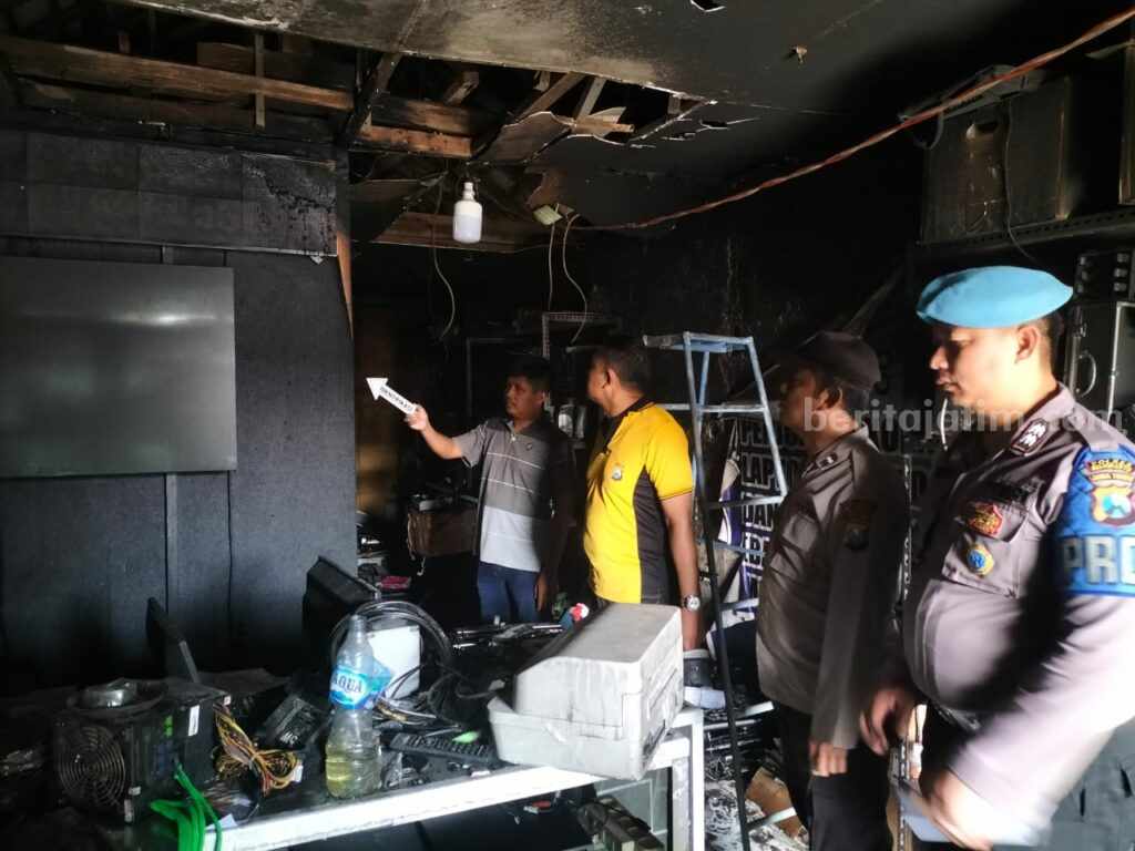 Toko servis komputer terbakar