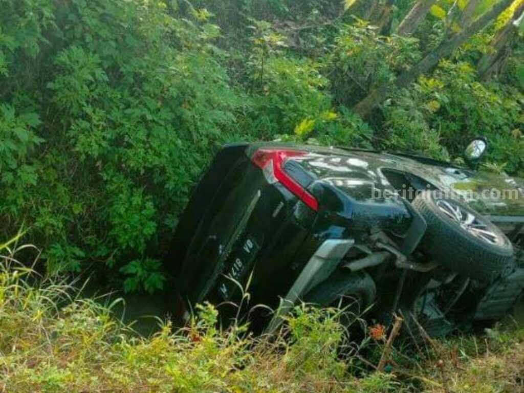 Mobil terperosok ke kali