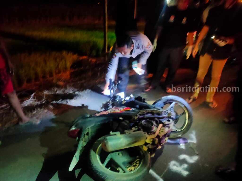 Avanza tabrak pemotor di mojokerto
