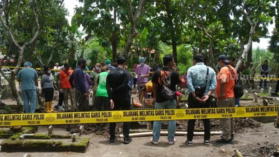 Petugas saat olah TKP
