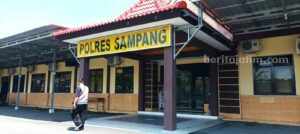 Kurir Sabu Lintas Kabupaten di Madura Terciduk di Sampang Kantor Polres Sampang (Foto: Zamachsari/beritajatim.com)