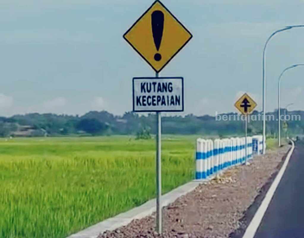 Rambu Lalu Lintas di JLS Sampang Jadi Korban Vandalisme Salah satu rambu lalu lintas di JLS Sampang (Foto: Zamachsari/beritajatim.com)