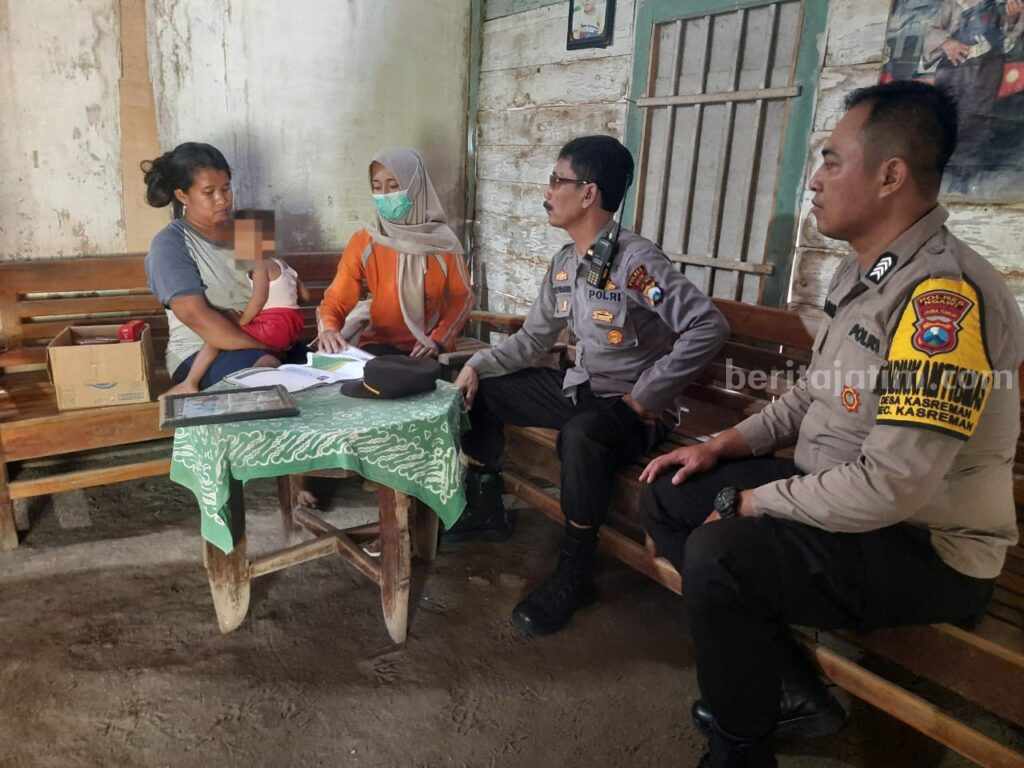 Personel Polres Ngawi saat mengunjungi anak-anak stunting yang jadi anak asuh mereka dalam program Pentul Melikan.