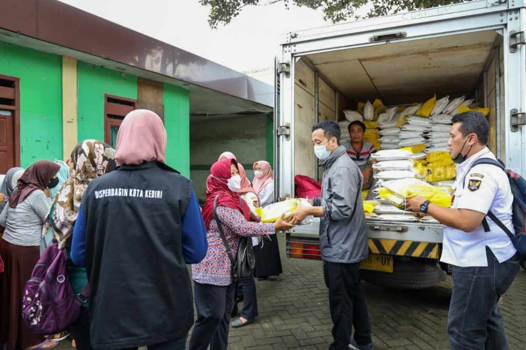 Operasi Pasar Murah, Pemkot Kediri Gelontorkan 16 Ton Beras Operasi Pasar Murah, Pemkot Kediri Gelontorkan 16 Ton Beras Untuk Masyarakat
