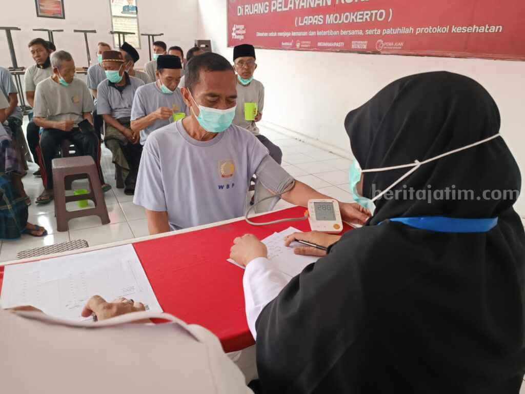 Petugas Lapas Mojokerto Lakukan Pemeriksaan Kesehatan Warga Binaan mojokerto