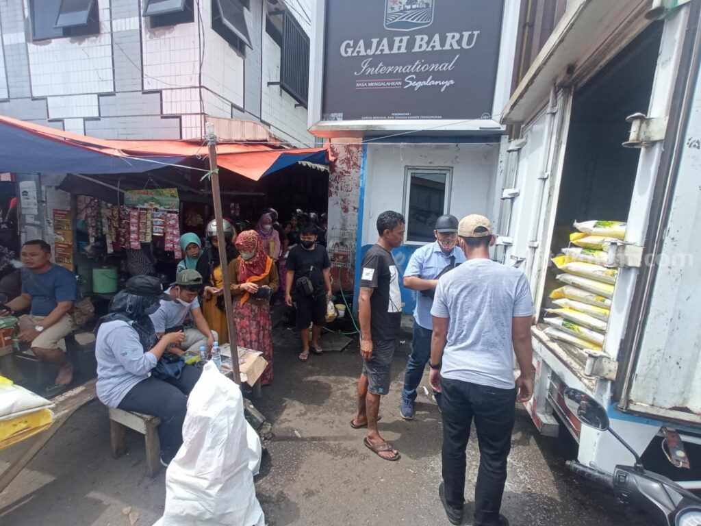 Operasi Pasar, Warga Kepanjen Malang Borong 8 Ton Beras Operasi Pasar Kepanjen