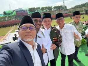 Mendag Zulkifli Hasan saat foto di sela acara puncak resepsi 1 Abad NU di Stadion Gelora Delta Sidoarjo