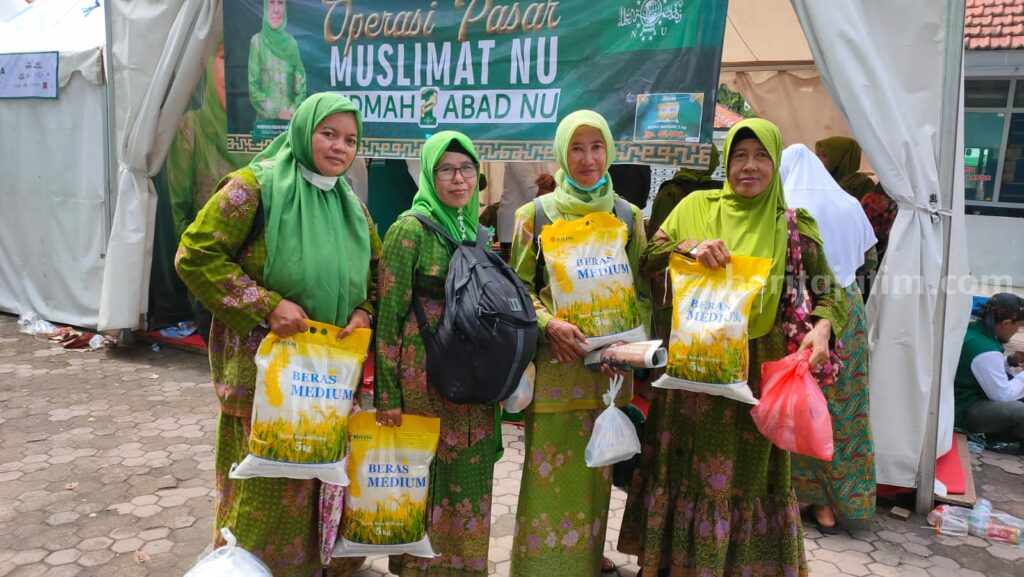 Pengunjung operasi pasar yang digelar Muslimat NU dan Pemprov Jatim