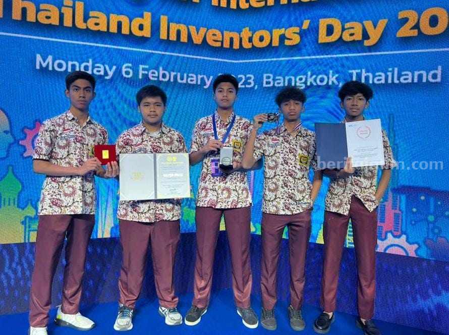 Lima siswa asal SMADA Surabaya (SMA Negeri 2 Surabaya) menorehkan prestasi internasional melalui inovasi Elderly Monitoring System With Artificial Intelligence (EMS-AI).