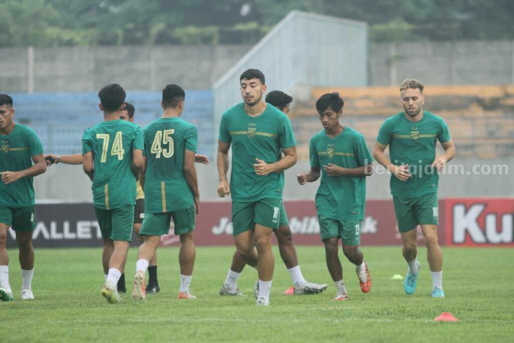 Persebaya Surabaya berlatih bersama di Stadion Gejos, Gresik