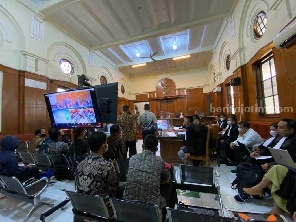 Polisi Mengaku Dilempari Botol Isi Air Kencing oleh Suporter Arema