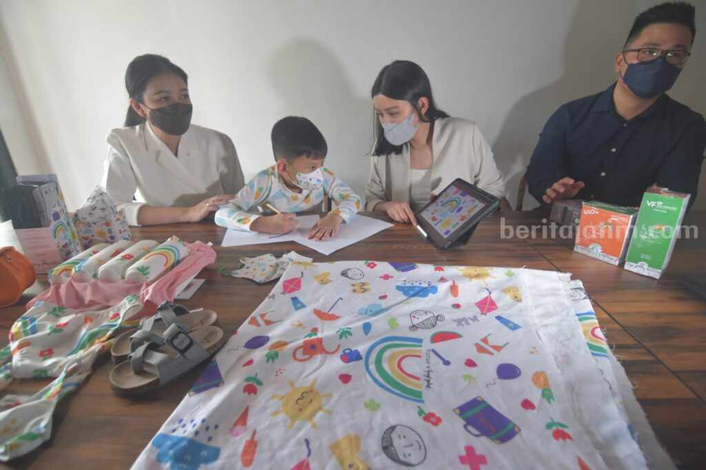 Yovita Lesmana dan Ananta Kwok saat mendesain untuk produk fashion