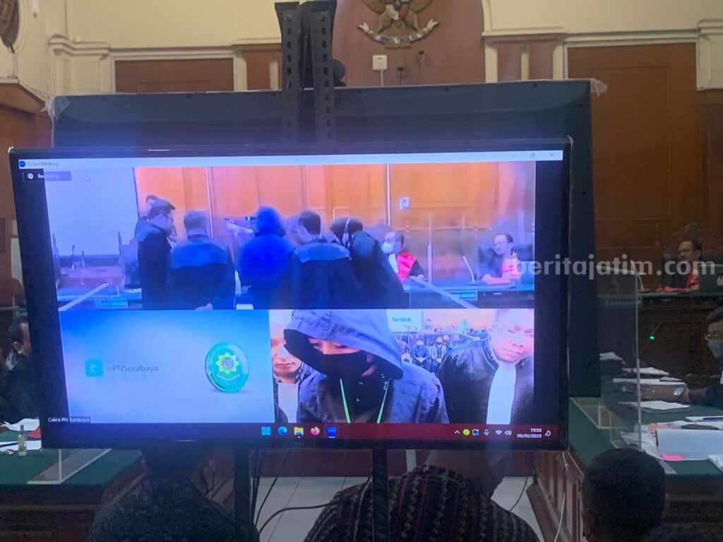Saksi Polisi saat Tragedi Kanjuruhan Mengaku Dikeroyok Suporter Arema Suasana sidang Tragedi Kanjuruhan di Pengadilan Negeri Surabaya