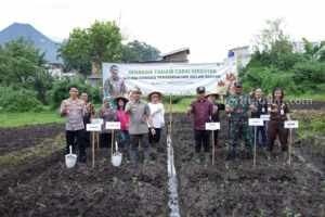Penanaman bibit cabai oleh Pj. Wali Kota Batu, Aries Agung Paewai, Forkopimda dan petani kota Batu