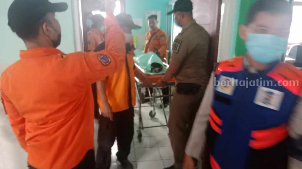 Bocah 6 Tahun di Surabaya Tewas Tenggelam di Kolam Renang Rumahan Petugas saat mengevakuasi jenazah korban tenggelam
