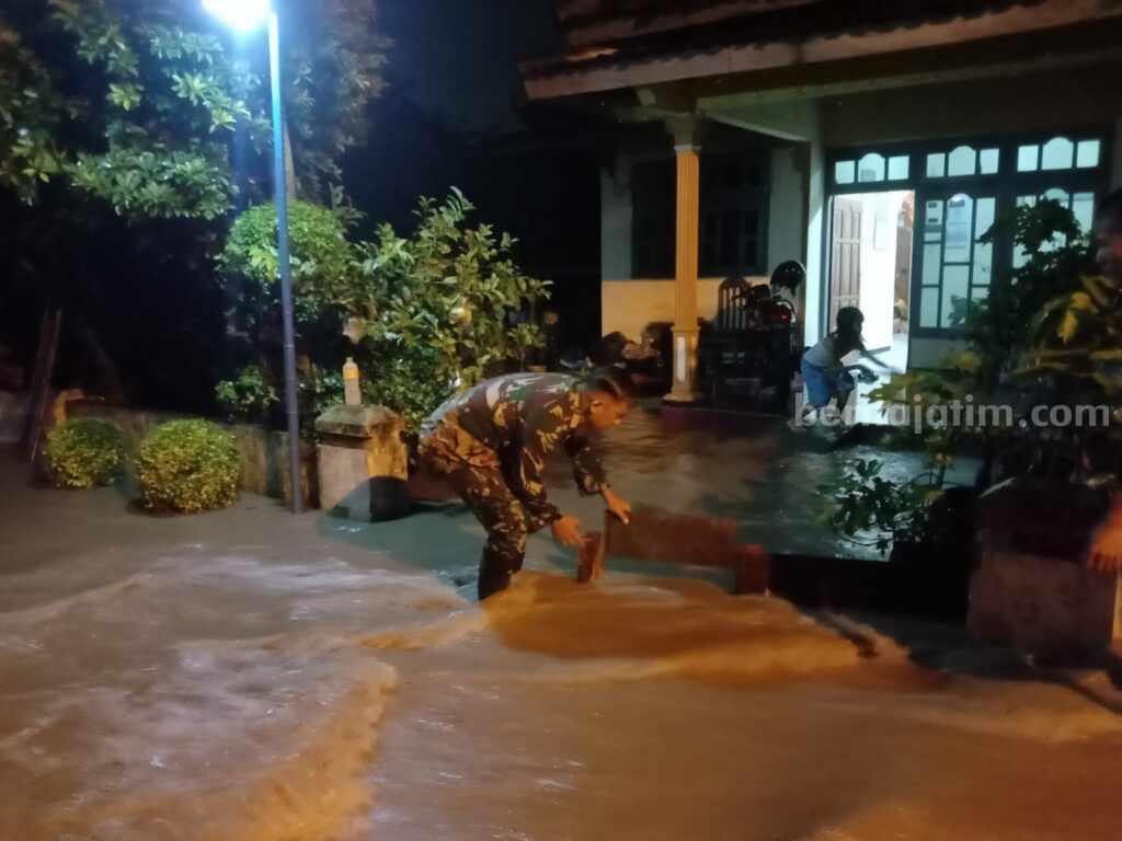 Banjir yang terjadi di Kabupaten Mojokerto. [Foto : ist]