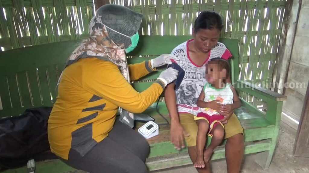 Kondisi Indah Purwaningsih saat menjalani pemeriksaan dari bidan desa setempat di rumahnya Desa Lego Kulon, Kasreman, Ngawi, Jawa Timur, Kamis (9/2/2023)