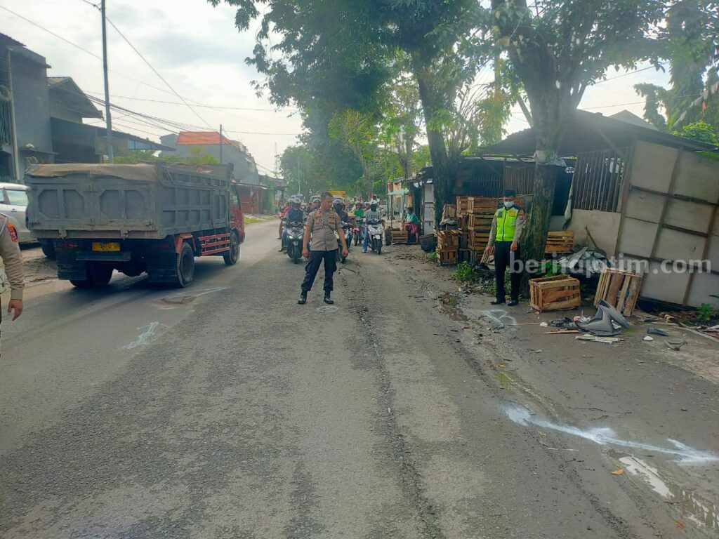 Petugas kepolisian saat melakukan olah TKP di Jalan Raya Menganti Gresik