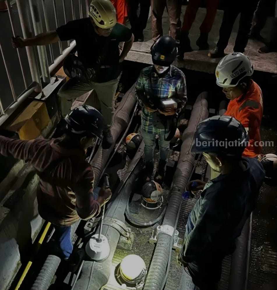 PLN Temukan Penyebab Gangguan Listrik di Pulau Madura Petugas PLN saat melakukan perbaikan jaringan listrik (Foto: Zamachsari/beritajatim.com)