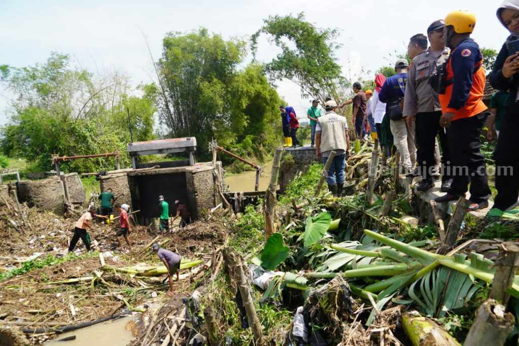 Bupati Mojokerto Ikfina Fahmawati saat meninjau pembersihan sampah di sungai Dusun Patung Desa Pungging Kecamatan Pungging, Kabupaten Mojokerto. [Foto : Misti/beritajatim.com]