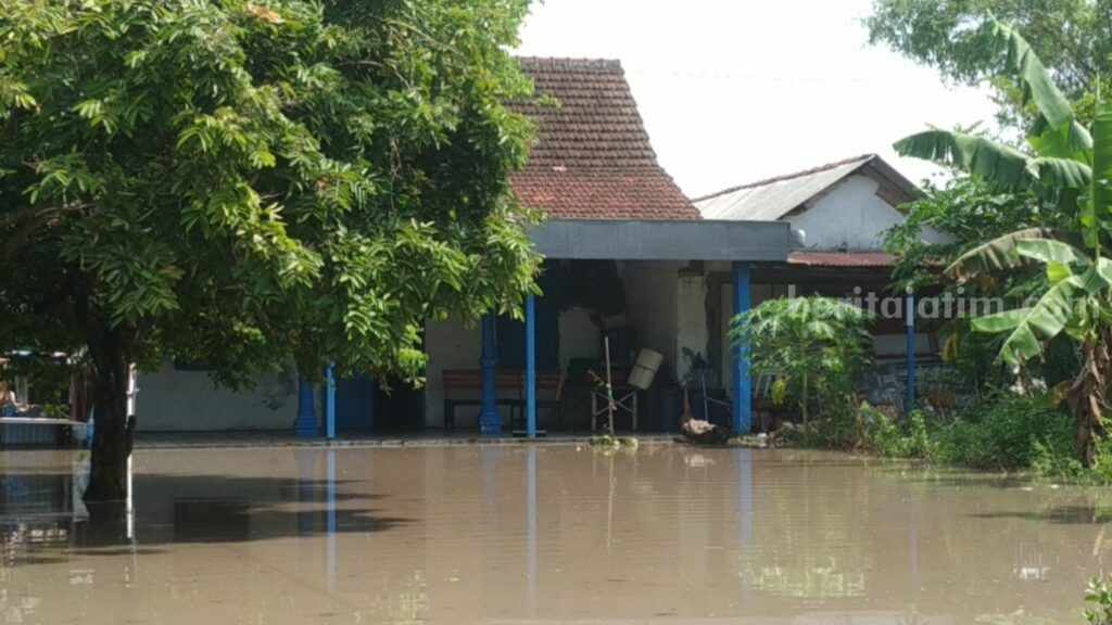 Banjir di Dusun Gembongan, Desa Jotangan, Kecamatan Mojosari, Kabupaten Mojokerto. [Foto : Misti/beritajatim.com]