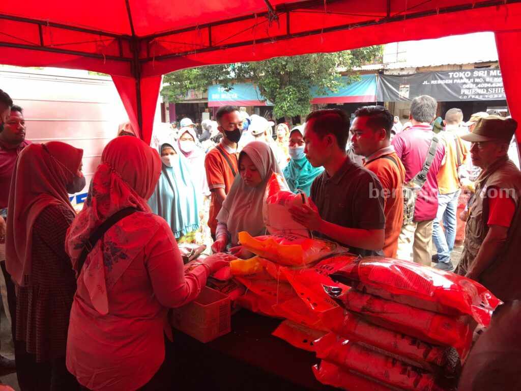 Operasi Pasar yang digelar Diskopukmperindag Kota Mojokerto di Pasar Tanjung Anyar. [Foto : Misti/beritajatim.com]