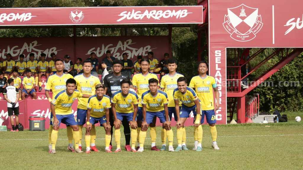 Skuad Gresik United saat melawan Selangor FA U-23
