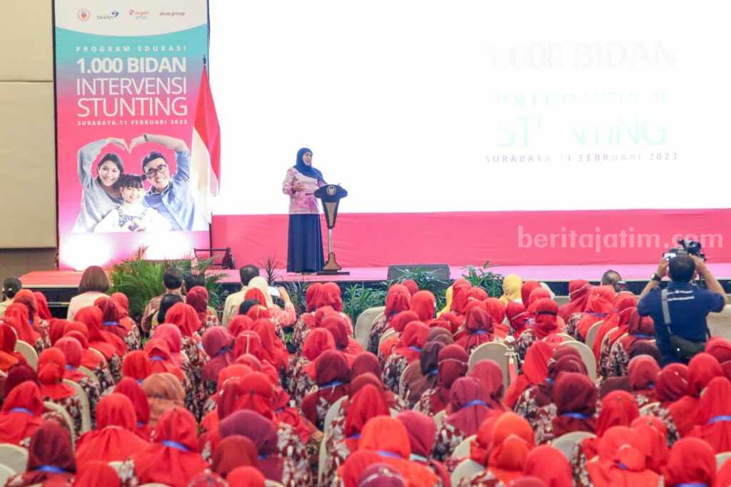 Prevelensi Stunting di Jatim Masih Capai 19 Persen Khofifah memberikan arahan dalam Program Edukasi 1.000 Bidan dan Intervensi Stunting bersama BKKBN RI