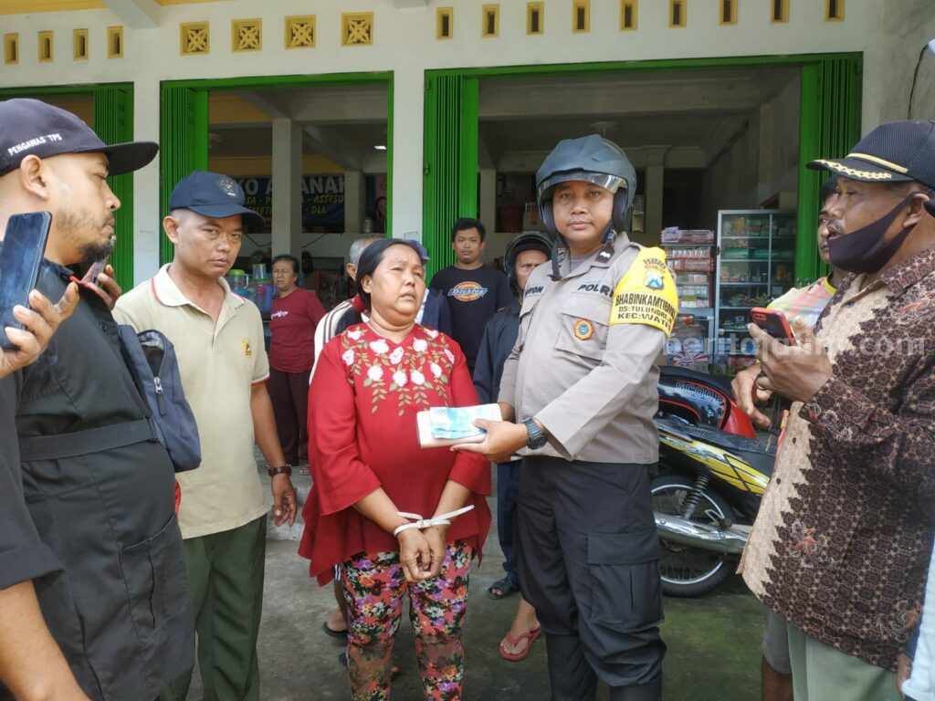 Viral, Emak-emak Asal Surabaya Edarkan Uang Palsu di Pasar Bantengan Blitar Pelaku peredaran uang palsu di Kabupaten Blitar asal Surabaya ditangkap warga