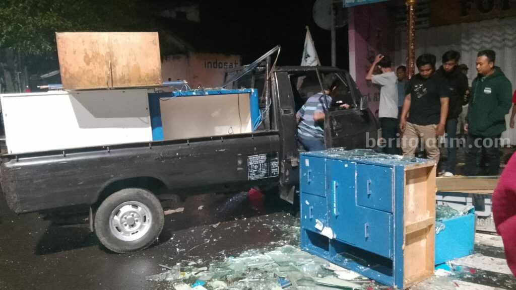 Mobil barang Mitsubishi Pikap nopol S 8219 SB usai kejadian di Jalan Raya Empunala, Kecamatan Magersari, Kota Mojokerto. [Foto : ist]