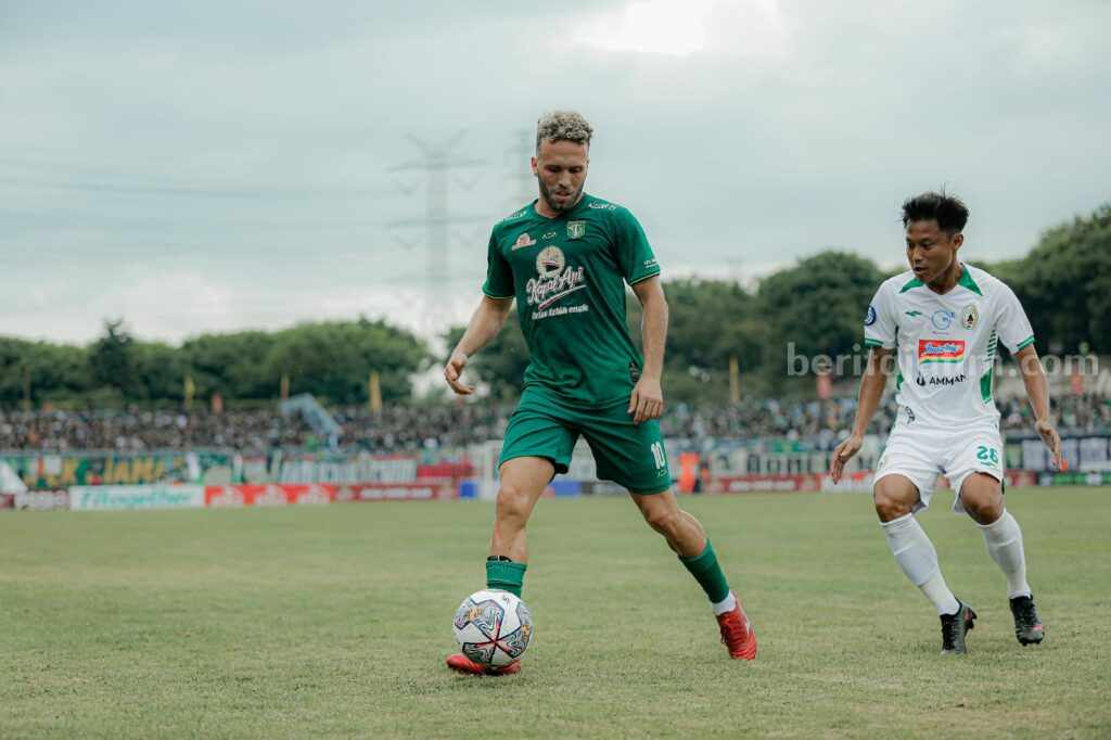 Pemain Moncer Usai Gabung Persebaya Surabaya, Ini Kata Aji Santoso Ze Valente saat menghadang pemain PSS Sleman di Stadion Gelora Joko Samudro Gresik