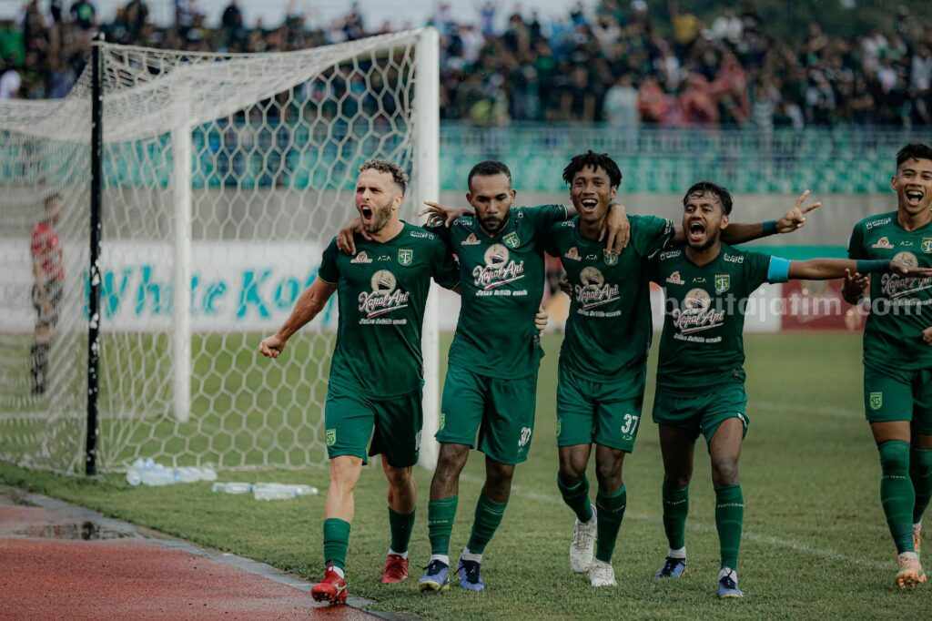 Persebaya Surabaya usai mencetak gol.
