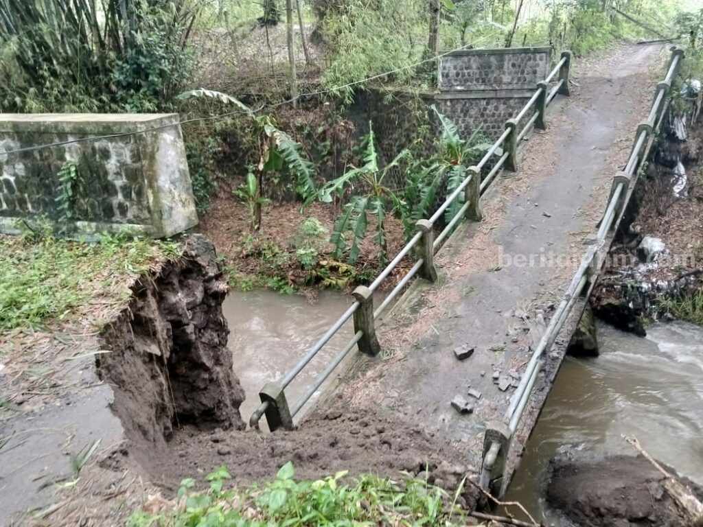Jembatan antar desa di Kabupaten Blitar ambrol dua desa terputus