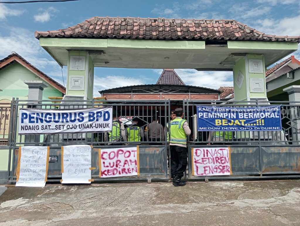 Seratusan warga desa Kediren demo kades dinonaktifkan oleh Bupati Magetan.