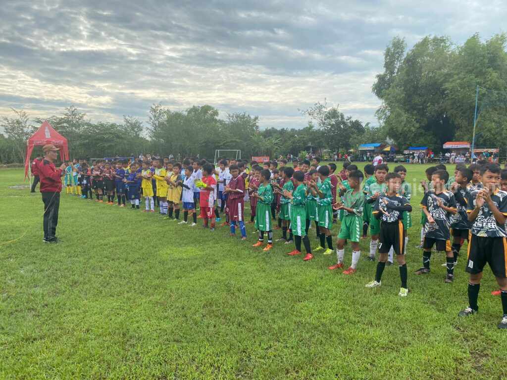Turnamen Sepakbola U-12 di Lapangan Curahmalang, Kecamatan Sumobito, Kabupaten Jombang yang digelar DPC Partai Gerindra Kabupaten Mojokerto. [Foto : ist]