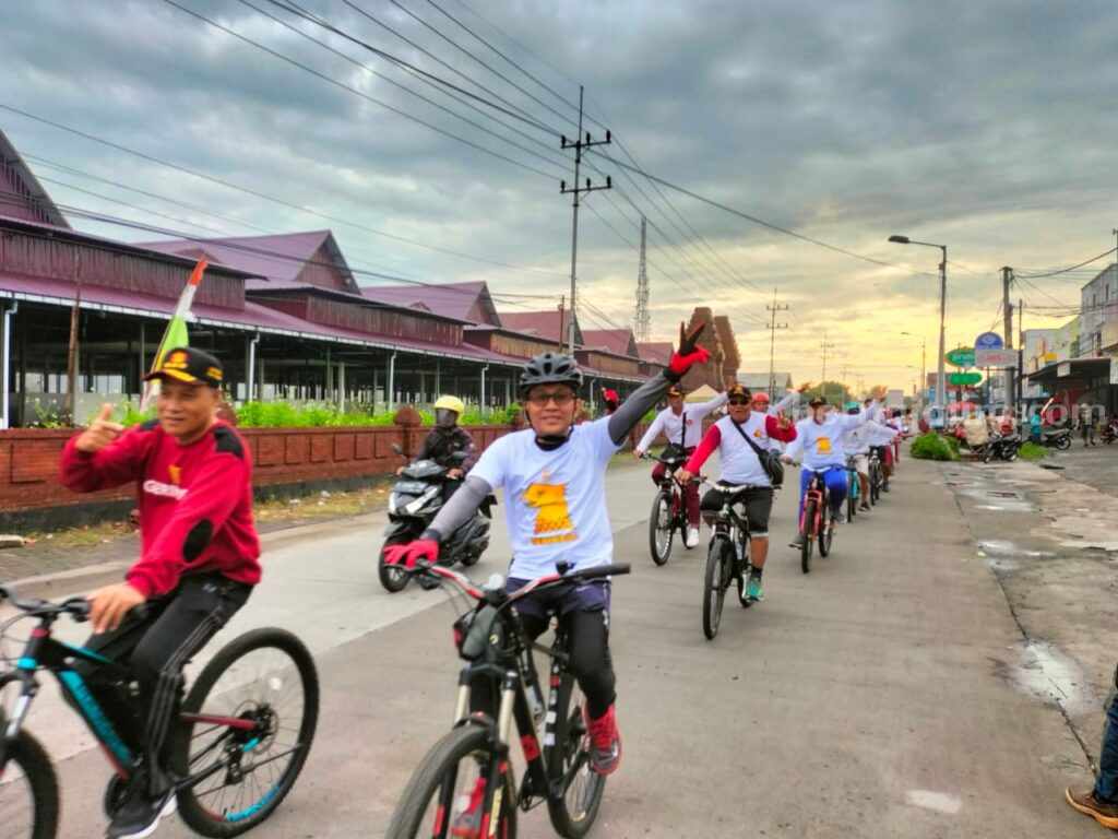 Jajaran petinggi DPC Partai Gerindra Kabupaten Mojokerto saat olehraga bersepeda