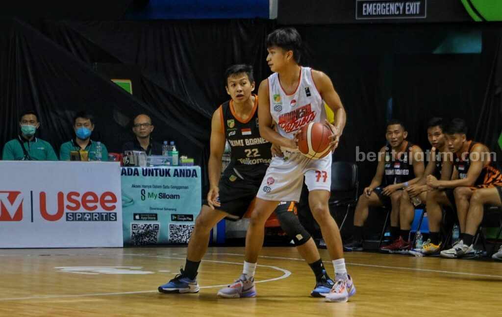 Kari Patrick, Indonesia Patriot menghadang Pemain BBB Raymond Shariputra pada IBL Series Surabaya di DBL Arena