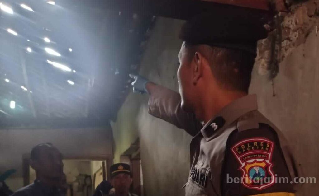 Polisi saat melakukan olah TKP di sebuah rumah lokasi seorang pria yang bunuh diri, Selasa (14/2/2023) 
