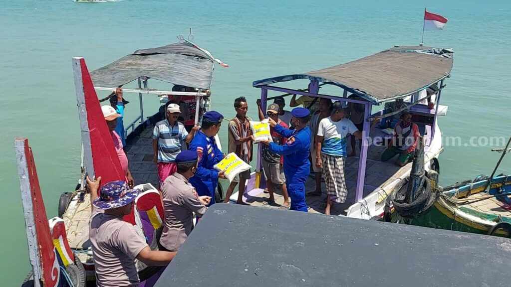 Patpol Airud Polres Sumenep membagikan sembako ke nelayan