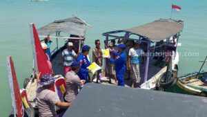 Satuan Polairud Sumenep Temui Nelayan, Imbau Waspada Cuaca Ekstrem Patpol Airud Polres Sumenep membagikan sembako ke nelayan