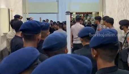 Sidang Tragedi Kanjuruhan di PN Surabaya, Jaksa Merasa Terintimidasi Puluhan oknum pasukan baret biru yang tampak hadir di persidangan tragedi Kanjuruhan.