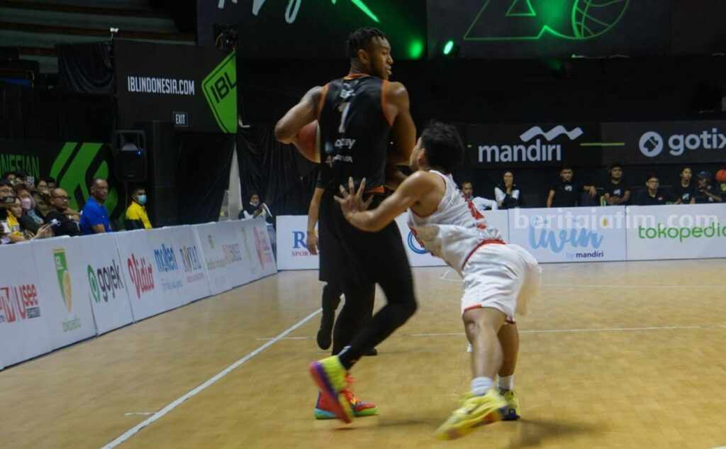 Ida Bagus pemain Indonesia Patriot menghadang Randy Bell pemain BBB di IBL Series Surabaya di DBL Arena