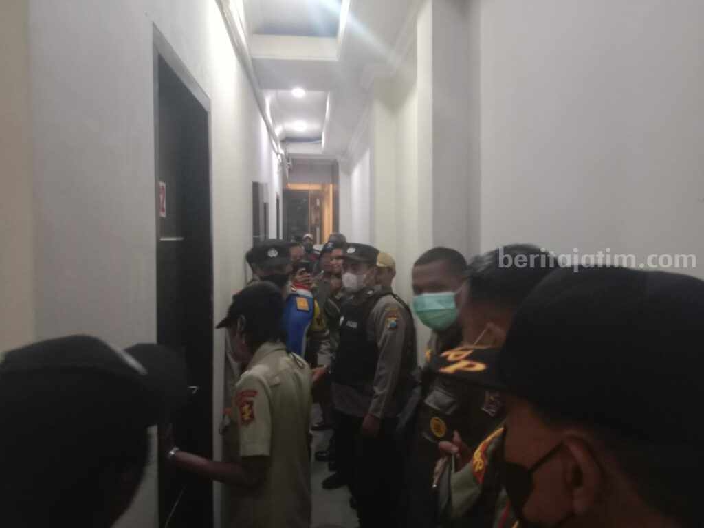 Razia Hotel Melati, Tiga Pilar Gubeng Amankan 8 Pasangan Petugas dari tiga pilar kecamatan Gubeng saat melakukan operasi di Hotel melati dalam rangka hari valentine