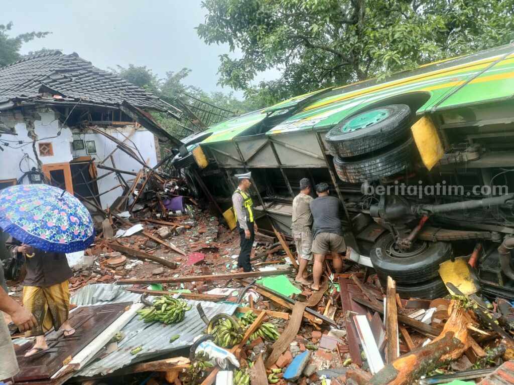 Satu Bangkai Bus Korban Kecelakaan di Prigen Dievakuasi di Pos Lantas Pandaan Bus pasriwisata yang mengalami kecelakaan di jalur arah taman safari