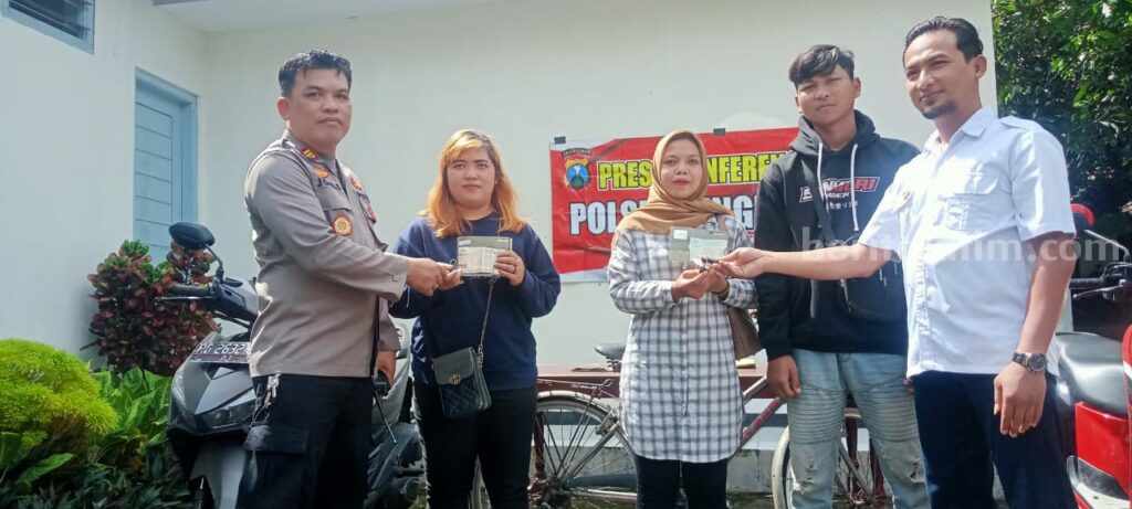 petugas kepolisian saat menyerahkan kembali motor yang hilang dicuri kepada korban