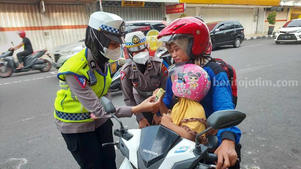 Polisi di Mojokerto Bagi-bagi Cokelat ke Pengguna Jalan mojokerto