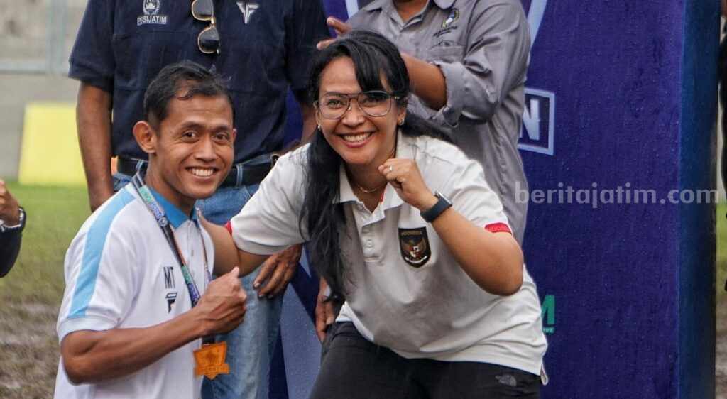 Dyan Puspito Rini, Sekretaris PSSI Jawa Timur saat menutup acara Piala Soeratin U 15 di Banyuwangi.