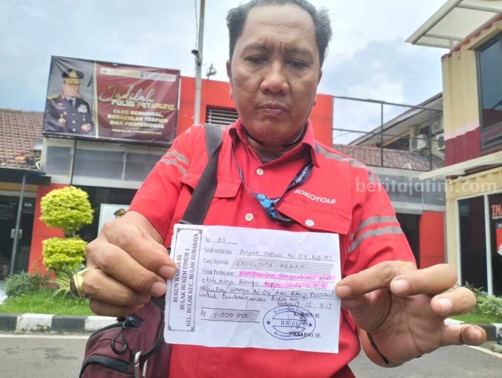 Ketua RW Bulak Surabaya Dilaporkan ke Polisi oleh Warganya Warga Kelurahan Bulak Rukem, Kenjeran menunjukan barang bukti yang dilampirkan untuk melaporkan A ke Polres Pelabuhan Tanjung Perak, Kamis (17/02/2023).
