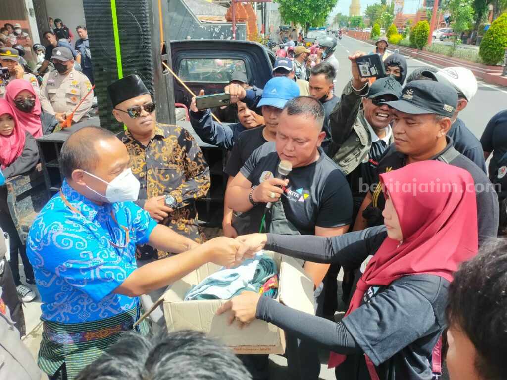 Aksi Solidaritas Kawan Kita Sutejo di depan Kantor Cabang PT Federal International Finance (FIFGROUP) di Jalan Gajah Mada Kota Mojokerto. [Foto : Misti/beritajatim.com]