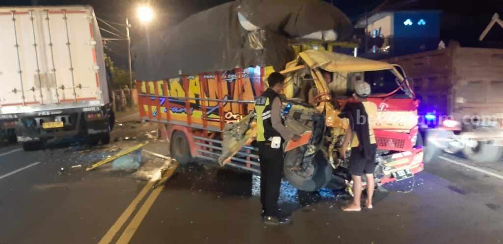 Petugas dari Unit Laka Satlantas Polres Mojokerto yang datang ke lokasi langsung melakukan olah TKP. [Foto : ist]